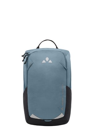 Blauwe stoffen rugzak met zwarte accenten, rechthoekige vorm, handvat bovenaan, twee met rits afgesloten vakken, logo aan de voorkant, gestructureerd oppervlak.