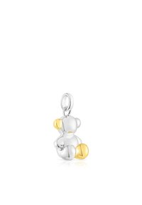 Encanto de osito de peluche en tonos plateado y dorado con acabado brillante. Presenta una cabeza redonda, pequeñas extremidades y un lazo para su sujeción.