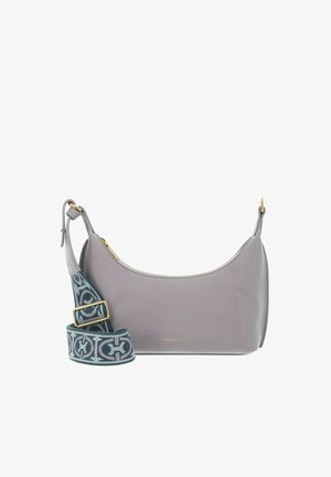 Sac bandoulière en cuir gris clair avec fermeture éclair dorée et bandoulière en tissu à motif réglable aux tons bleus et gris.