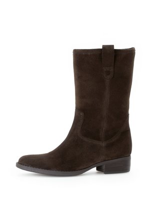 Bottine en daim marron avec une texture lisse, un bout carré et un petit talon empilé. Présente une languette sur le côté et un minimum de couture.