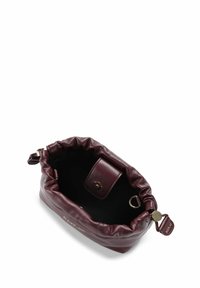 Kleine bordeauxleren tas met een drukknoopsluiting, metalen ring en het 'Replay' logo aan de voorkant. Open bovenkant met zwarte binnenvoering.