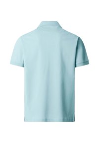 Světlomodrá polo košile s krátkými rukávy, zobrazená zezadu, s překládaným límcem a rovnou spodní částí.