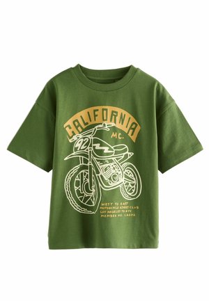 Grünes Baumwoll-T-Shirt mit lockerem Schnitt, versehen mit einem gelben Motorrad-Graphic und dem Text "CALIFORNIA M.C." auf der Vorderseite.