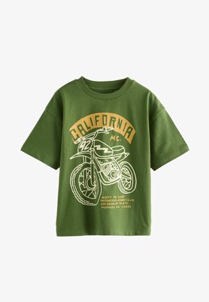 Grünes Baumwoll-T-Shirt mit kurzen Ärmeln, mit einem weißen Motorrad-Graphic und dem Text "California MC" in Gelb auf der Vorderseite.