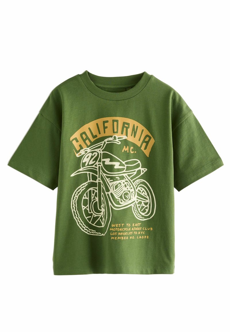 Camiseta de algodón verde con mangas cortas, con un gráfico de motocicleta blanca y el texto "California MC" en amarillo en la parte frontal.