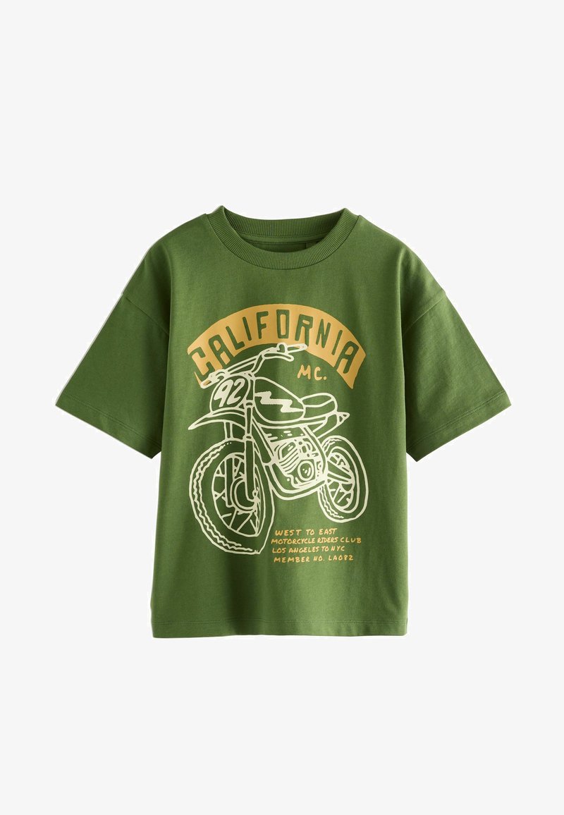 Camiseta de algodón verde con mangas cortas, con un gráfico de motocicleta blanca y el texto "California MC" en amarillo en la parte frontal.