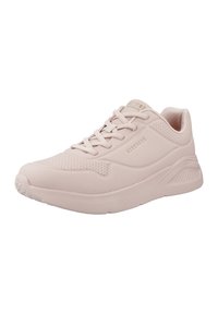 Zapatillas deportivas de color rosa claro con un upper sintético suave, diseño perforado, cierre de cordones y suela de goma texturizada para mayor agarre.