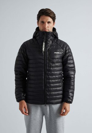 Chaqueta de plumas negra con cierre frontal, cuello alto y patrón de acolchado horizontal. Fabricada en un material brillante y ligero.