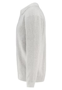 Vaaleanharmaa neulottu neuletakki, jossa on pitkät hihat, kauluksellinen pääntie ja tekstuuri koko kankaan läpi.