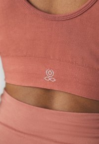 Yogasearcher HADU SEAMLESS BRA - Športni modrček z rahlo podporo - cedar