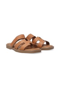 Braune Leder-Sandalen mit zwei breiten Riemen und Ausschnitten. Flache Gummisohle, schlichtes Design, glatte Textur.
