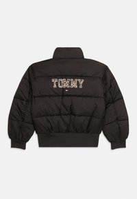Sort pufferjakke med høj krave, quiltet tekstur, ribbet manchette og kant, samt "TOMMY" logo i leopardmønster.