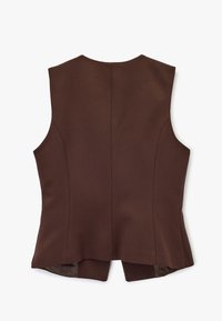 Chaleco marrón sin mangas con un diseño ajustado, textura suave y una sutil abertura en la parte trasera para mayor movilidad y comodidad.