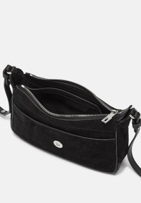 Borsa a tracolla in suede nero con chiusura a zip, dotata di una tracolla in pelle liscia, una tasca frontale e dettagli in metallo di colore argento.