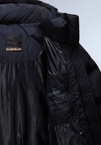 Vnitřek černé puffové bundy s lesklou texturou, kapsou na zip, štítky a logem. Materiál je 100% bezpečný a obsahuje THERMO-FIBRE™.