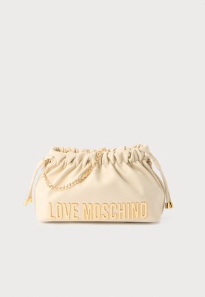 Beige blød lædertaske med guldkæde som rem og "LOVE MOSCHINO" prægning i store gyldne bogstaver på fronten.