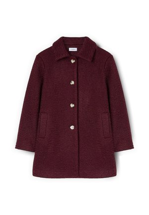 Bordowy płaszcz z teksturowanej tkaniny, z dużym kołnierzem i pięcioma srebrnymi guzikami. Posiada dwie boczne kieszenie i prosty krój.