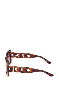 Ochelari de soare din celuloid cu lentile rectangulare și brațe groase cu model în valuri, având un design interconectat și accesorii de nuanță aurie.