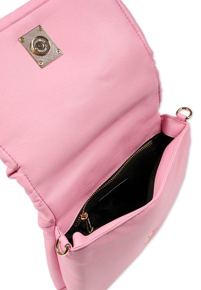 Borsa a tracolla in pelle rosa con una texture morbida, hardware dorato, tasca con zip e foderatura interna liscia. Presenta un'etichetta con il logo sulla pattina.