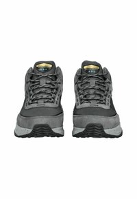 Sneaker grigie impermeabili con tomaia in mesh texturizzato e suede, punta rinforzata e suola in gomma spessa. Presenta un intricato design con lacci.