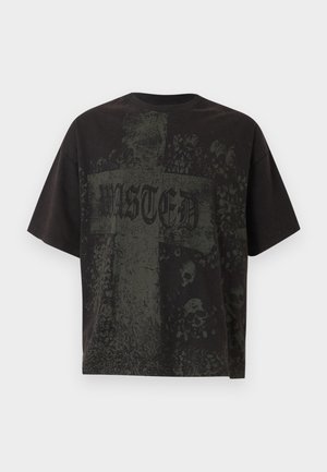 Czarny oversize T-shirt z dużym przetartym krzyżem i słowem „WASTED” w gotyckiej czcionce na przodzie.