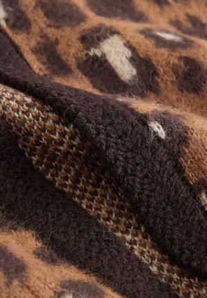 Tela de patrones marrones y beige que combina estampados de animales y texturas de cuadrícula, con una apariencia suave similar a la lana y un acabado aterciopelado.