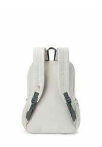 Mochila gris claro con correas de hombro acolchadas y un acabado texturizado; incluye bolsillos laterales y un asa en la parte superior para llevarla.