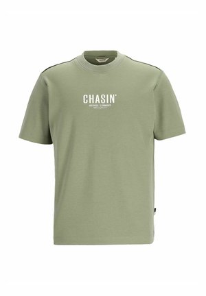 Maslinasto zelena pamučna majica kratkih rukava, okruglog izreza, s bijelim natpisom "CHASIN'" na prednjoj strani. Glatka tekstura, ležeran kroj.