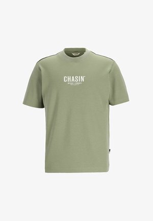 Olijfgroen katoenen t-shirt met korte mouwen, ronde halslijn en witte "CHASIN'" tekstlogo op de voorkant. Gladde textuur, casual pasvorm.
