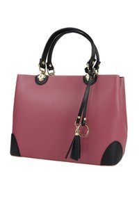 Roze synthetische handtas met zwarte accenten, afgeronde handvatten, gouden beslag en een kwastdetail aan een zijdelige lus. Rechthoekige silhouet.