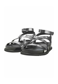 Černé a stříbrné sandály s lesklými koženými pásky, otevřenou špičkou, páskem na kotníku a plochou podrážkou s texturovaným detailem.