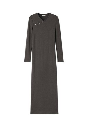 Abito maxi a maniche lunghe di un grigio scuro con dettaglio diagonale di bottoni vicino alla scollatura a V, realizzato in morbido tessuto a maglia.