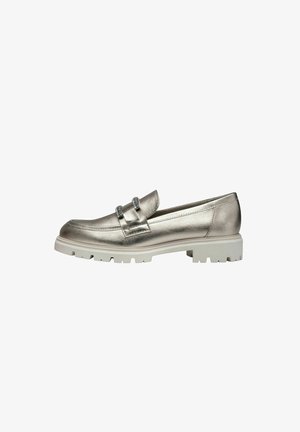Mocassins argentés métalliques avec un bout arrondi, deux bandes décoratives à l'avant et une semelle blanche robuste avec des crampons bien marqués.