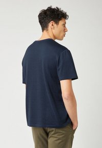 Maglietta a maniche corte blu navy in tessuto texturizzato con scollatura rotonda, caratterizzata da una vestibilità rilassata e orlo dritto.