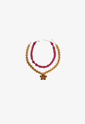 Kaksi kerroksista kaulaketjua: ylempänä punaisia neliönmuotoisia helmiä ja alempana meripihkasta kukka-yksityiskohdalla, joissa on sileät pinnat ja geometriset muodot.