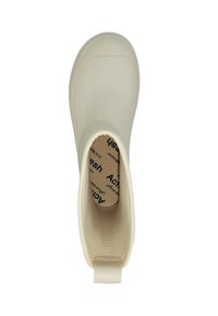 Botte de cheville imperméable beige avec une tige en caoutchouc lisse, un bout arrondi, des côtés élastiques et une semelle intérieure beige texturée portant une marque imprimée.