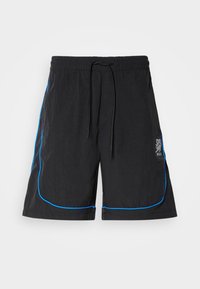 Bañador negro con cordón en la cintura, que presenta piping azul a lo largo de las costuras y un logo en el muslo izquierdo. Tejido ligero.