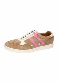 Braune Wildledersneaker mit rosa Lederstreifen, perforierter Zehenpartie, weißen Schnürsenkeln und Ösen, ausgestattet mit einer crema-farbenen Zwischensohle.