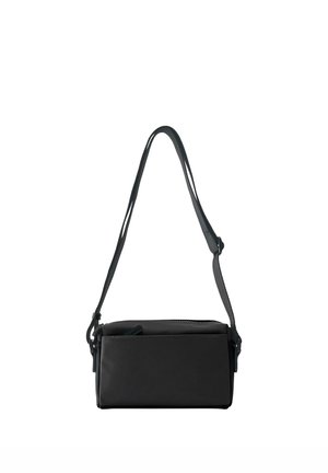 Czarna prostokątna torebka na ramię z regulowanym paskiem i przednią kieszenią na zamek, na białym tle.