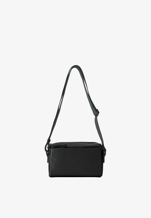 Geantă neagră dreptunghiulară de purtat peste umăr, cu curea ajustabilă și buzunar frontal cu fermoar, pe fundal alb.
