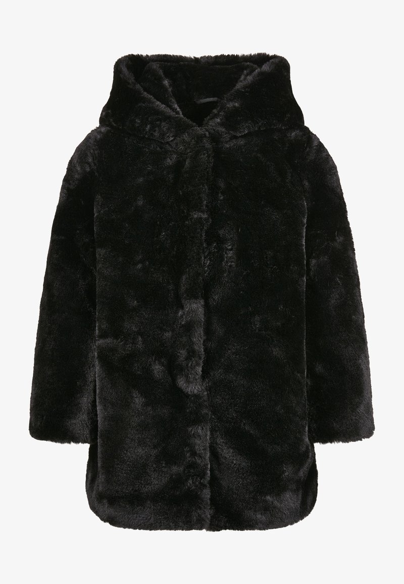 Juodas dirbtinio kailio švarkas su gaubtu, turintis minkštą, pūkų tekstūrą, priekinį užsegimą ir trijų ketvirčių ilgio rankoves.