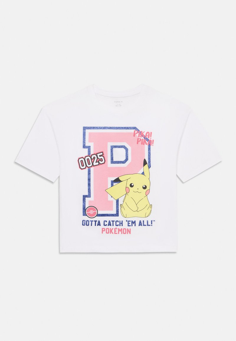 Balts īsām piedurknēm T-krekls ar lielu zilu kontūrā 'P', Pikachu grafiku un tekstu "Gotta Catch 'Em All! Pokémon" rozā un melnā krāsā.