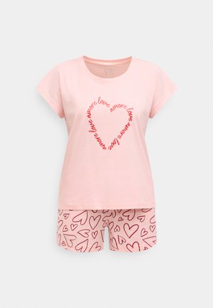 Set di pigiama in cotone rosa con maglietta a maniche corte con la parola "love" a forma di cuore e pantaloncini decorati con motivi a cuore contornati di rosso.