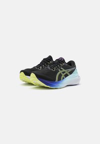 Scarpe sportive nere con una parte superiore in mesh traspirante, caratterizzate da un accento viola e verde, una suola ammortizzata e una suola esterna in gomma testurizzata.