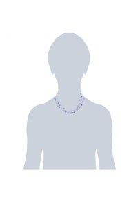 Krāsains kaklarota ar pērlītēm zilā un rozā toņos, ar gaismu atstarojošu dizainu un dažādām tekstūrām, nēsāta ap kaklu.