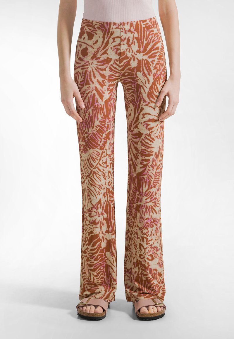 Geweven broek met wijde pijpen in roestkleur en crèmekleur, met bloemmotieven en accenten in roze. Gemaakt van een zachte, ademende stof.
