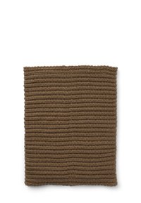 Tessuto a maglia marrone con un motivo a coste orizzontali. Morbida texture, forma rettangolare e bordi rifiniti.