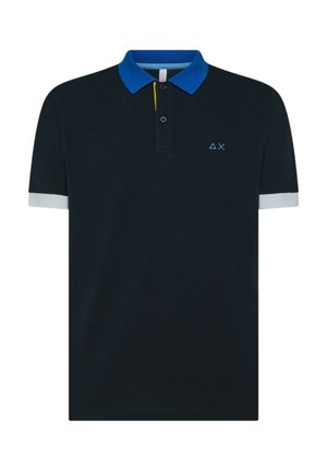 Polo shirt blu navy con colletto blu, dettagli gialli e polsini grigio chiaro. Presenta un piccolo logo blu sulla parte sinistra del petto. Maniche corte.