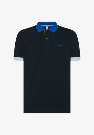 Polo shirt blu navy con colletto blu, dettagli gialli e polsini grigio chiaro. Presenta un piccolo logo blu sulla parte sinistra del petto. Maniche corte.