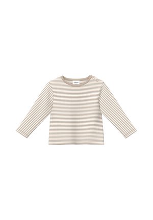 Beige-weiß gestreiftes Babyshirt mit langen Ärmeln, Rundhalsausschnitt und zwei Schulterknöpfen, flach auf weißem Hintergrund liegend.